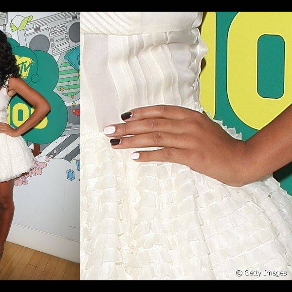 Solange Knowles combinou os cl?ssicos preto e branco em suas twin nails para evento do canal MTV